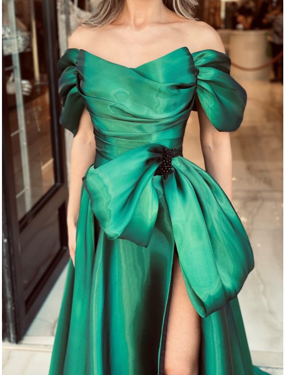 Vestido de noche de corte A, vestido de fiesta, vestido brillante y resplandeciente, vestido formal para recepción de boda, cola capilla, manga corta, hombros descubiertos, satén con lazo(s), fruncido y cuentas