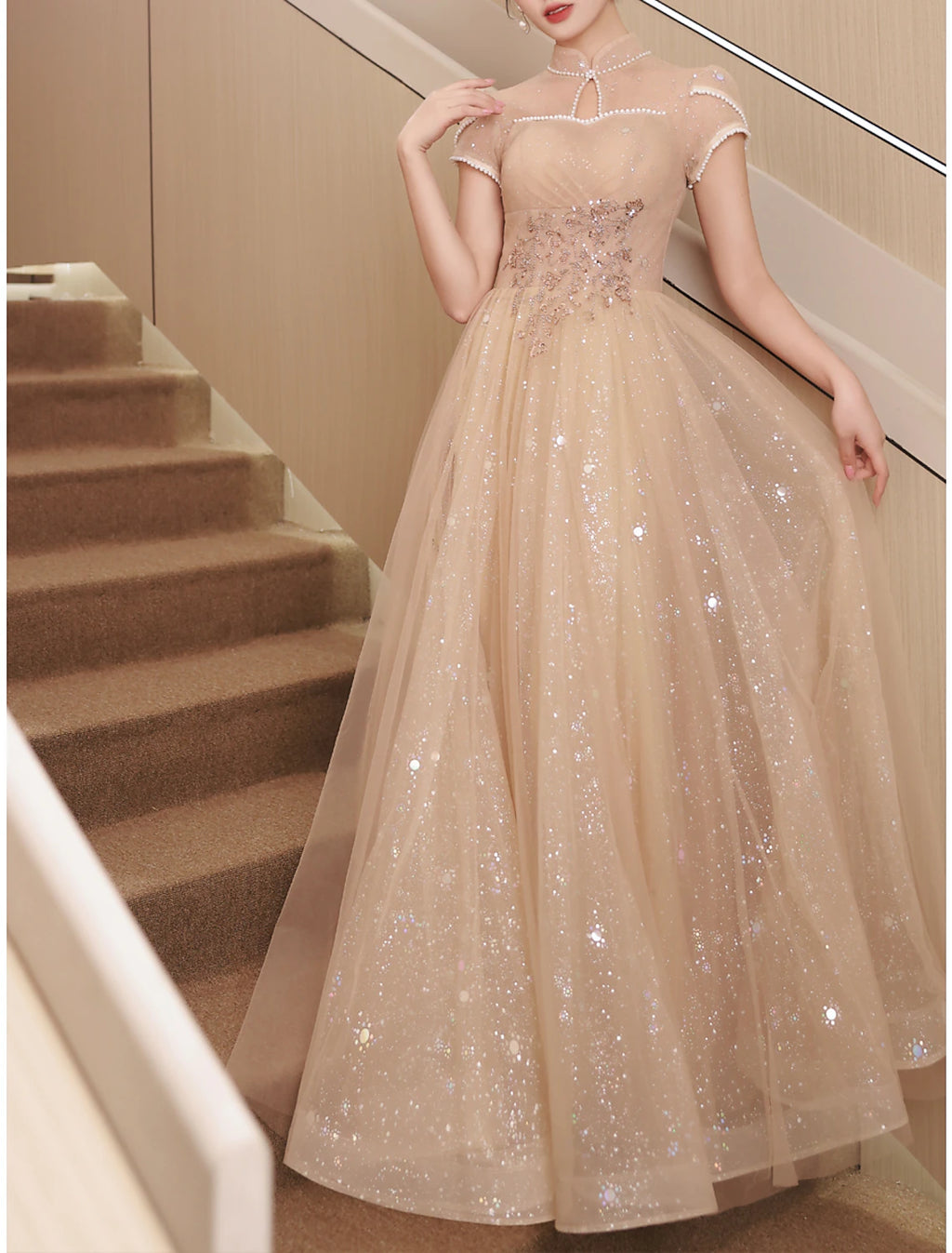 Vestido de noche corte A, brillante, de fiesta, de compromiso, largo hasta el suelo, manga corta, cuello alto, satén, con botones y perlas fruncidas.