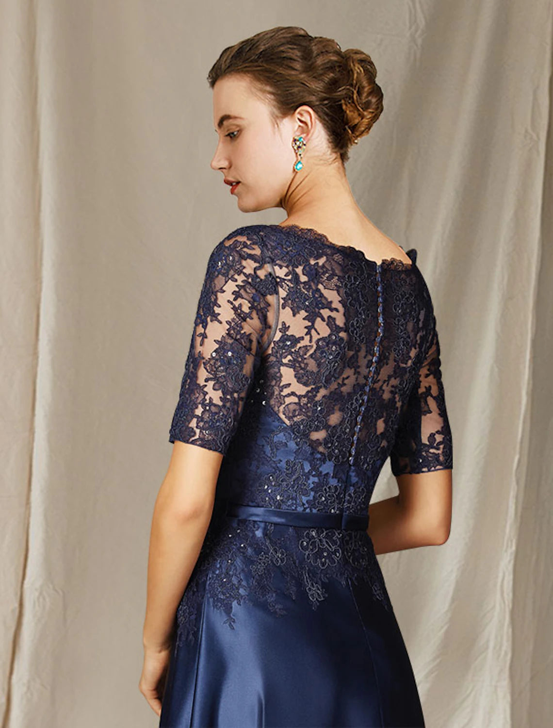 Abito da madre della sposa a trapezio, elegante, taglie forti, con scollo gioiello, lunghezza pavimento, in pizzo, charmeuse, maniche corte, con fiocco/i applicati