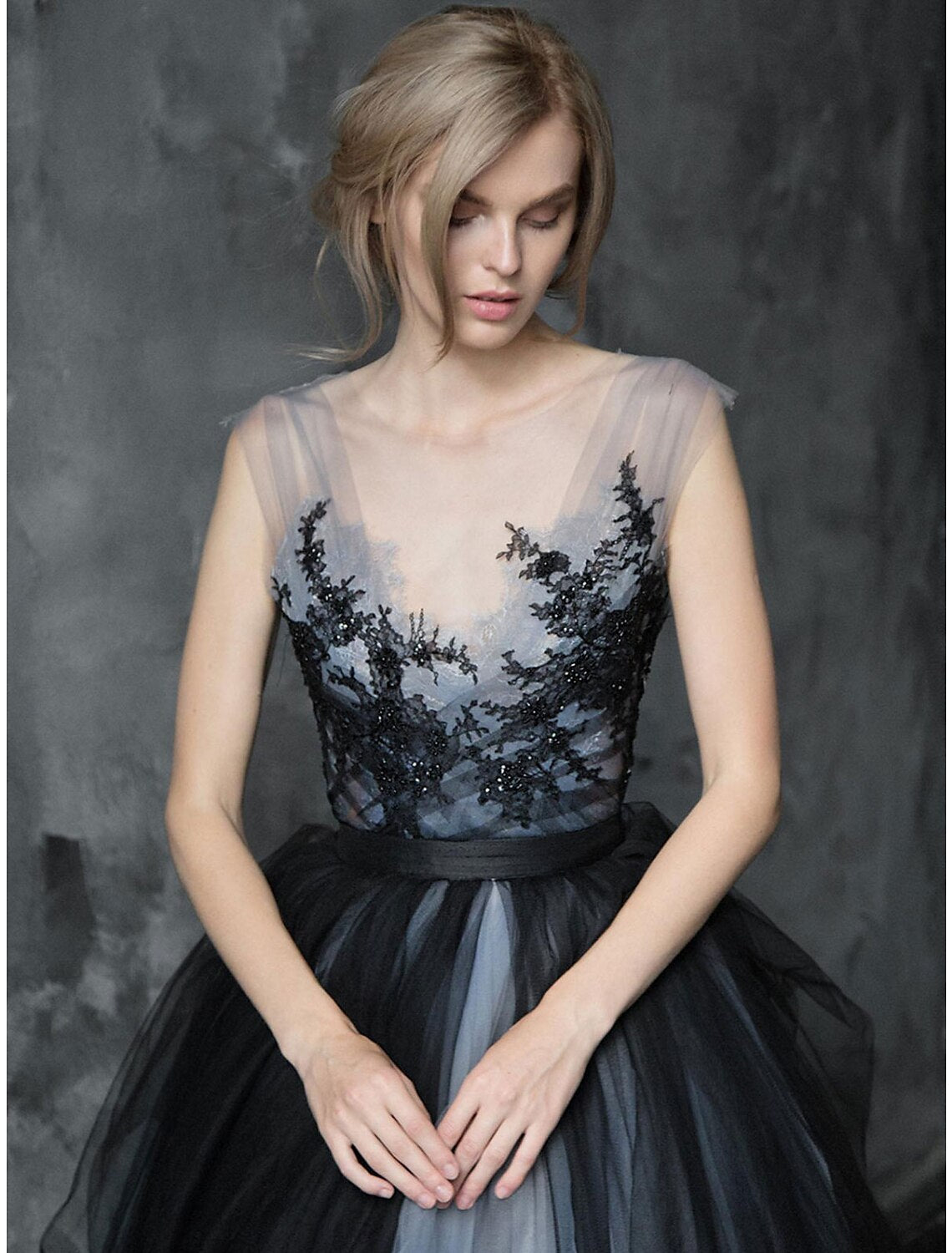 Vestido de novia negro estilo gótico de quinceañera, con bloques de color, cola larga, sin mangas, escote en V, tul, espalda en V y apliques plisados.