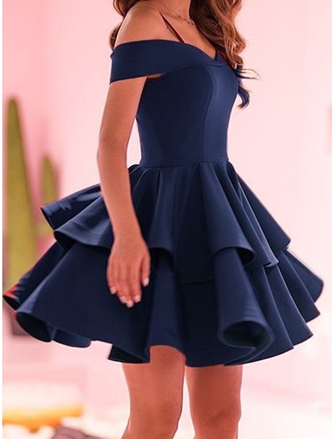 Abiti da ballo a trapezio, a strati, plissettati, lunghezza al ginocchio, senza maniche, in raso con spalle scoperte e volant, 2025