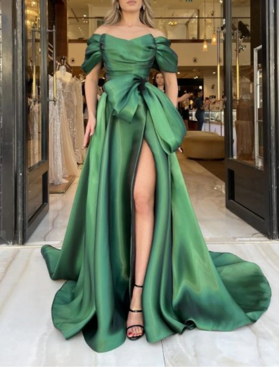 Vestido de noche de corte A, vestido de fiesta, vestido brillante y resplandeciente, vestido formal para recepción de boda, cola capilla, manga corta, hombros descubiertos, satén con lazo(s), fruncido y cuentas
