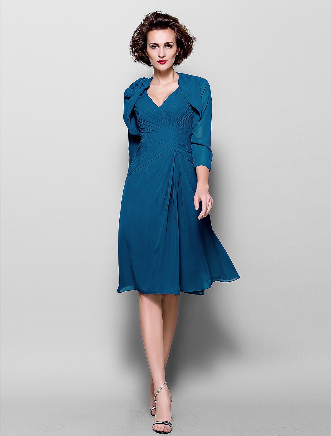 Abito da madre della sposa a trapezio con coprispalle incluso, scollo a V, lunghezza al ginocchio, in chiffon, manica a 3/4 con drappeggio laterale incrociato e fiore