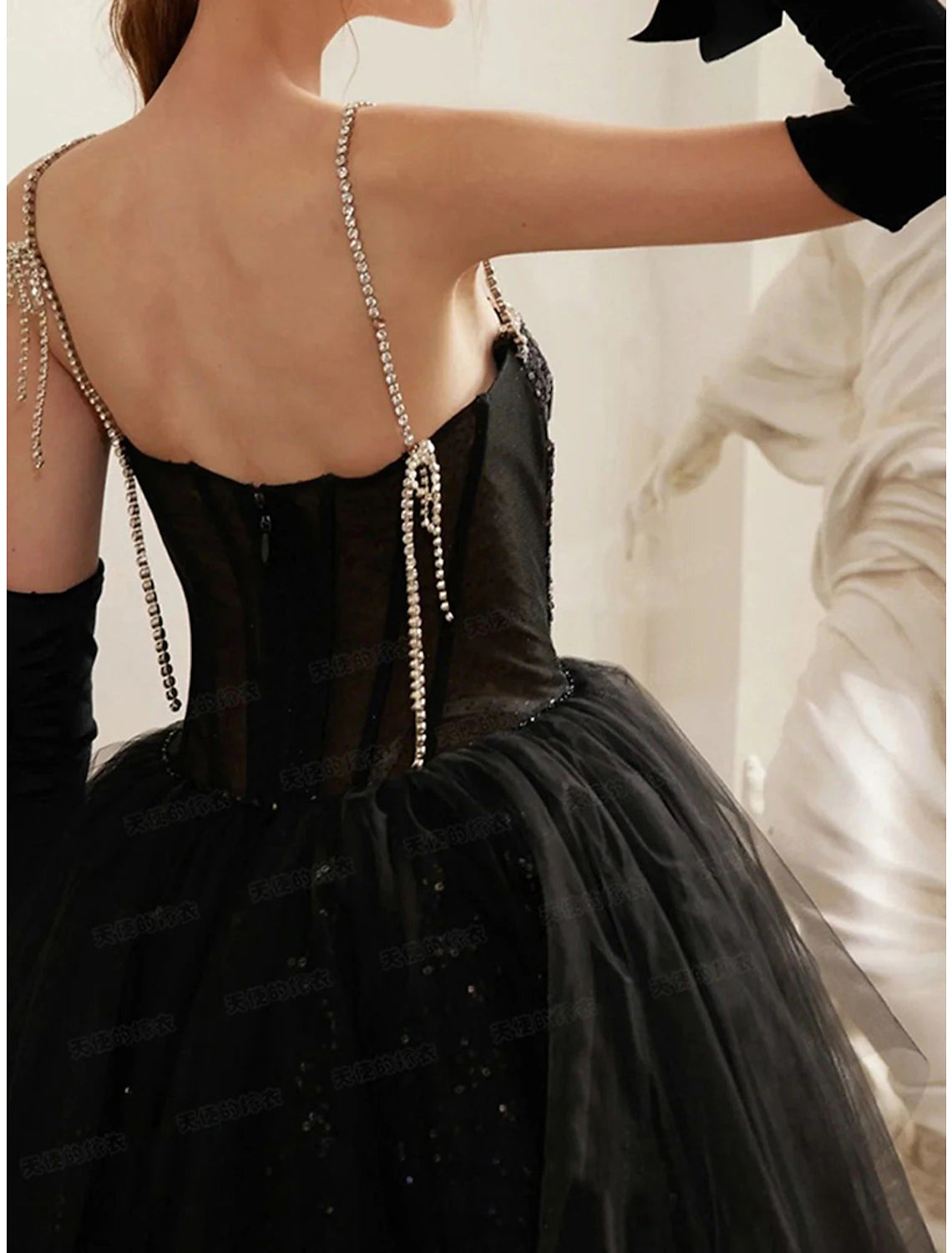 Abito da sera a trapezio, abito nero, abito scintillante e brillante, servizio fotografico per il ballo di fine anno, lungo fino al pavimento, senza maniche, senza spalline, con paillettes