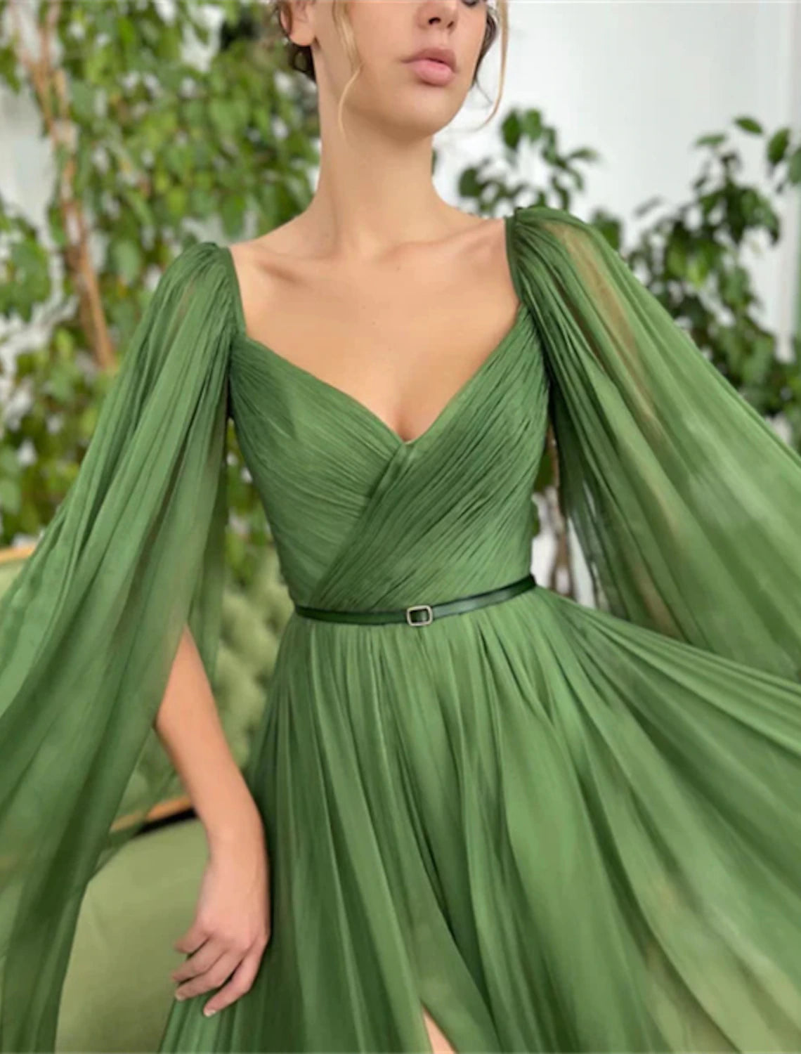 Abito da sera a trapezio, elegante, da cerimonia, con strascico, senza maniche, scollo a V, in chiffon con arricciature.