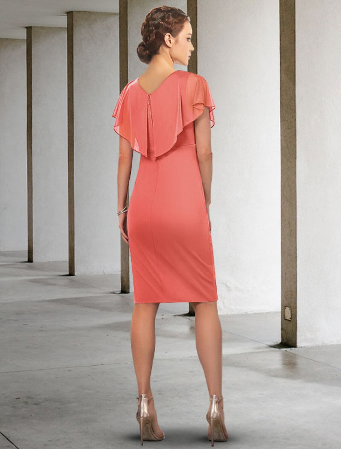 Vestido de madre de la novia con corte tubo/columna, elegante, escote en V, largo hasta la rodilla, de gasa, manga corta con fruncido.