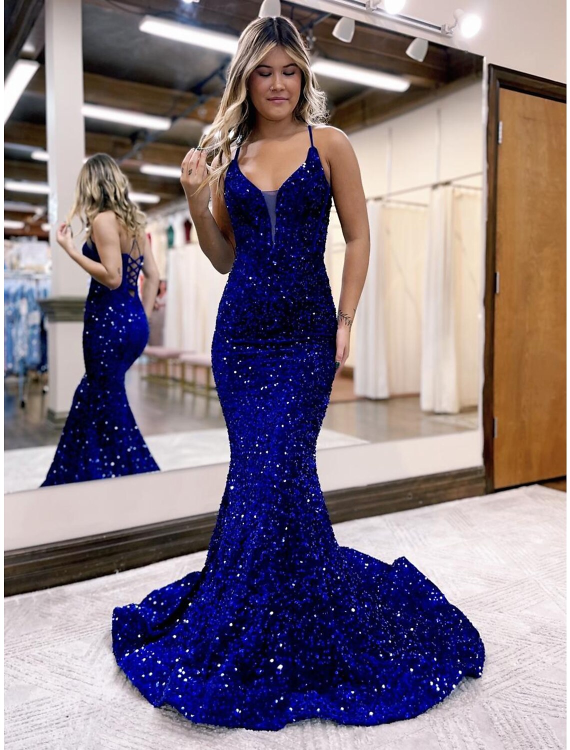 Vestido de noche de sirena/trompeta con brillo y destellos, vestido formal de fiesta, cola de corte, sin mangas, cuello en V, lentejuelas, espalda descubierta con lentejuelas