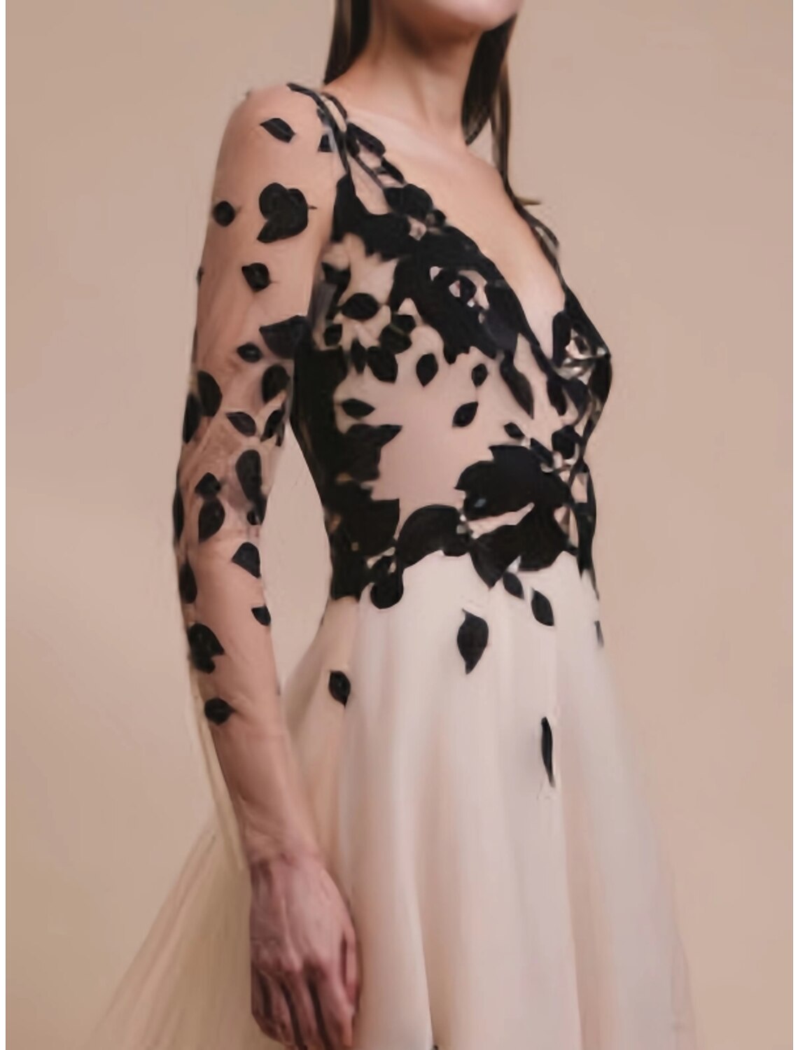 Abito da sera a trapezio, elegante, color oro champagne, formale, da ospite, con strascico a ruota, manica lunga, scollo a V, in tulle con ricamo