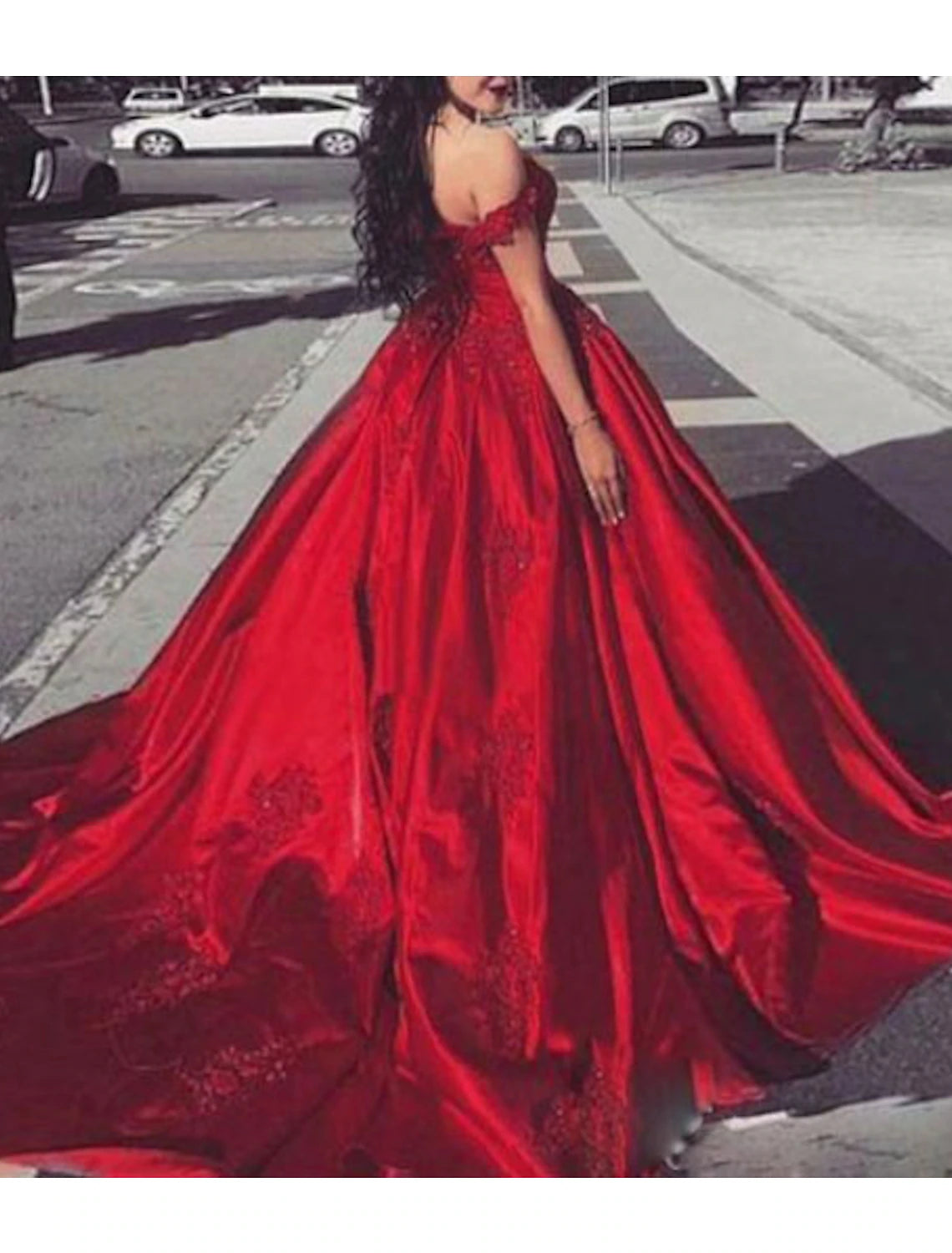Vestido de fiesta lujoso y sexy para quinceañera, formal, de noche, para San Valentín, con hombros descubiertos, manga corta, cola capilla, encaje y apliques.