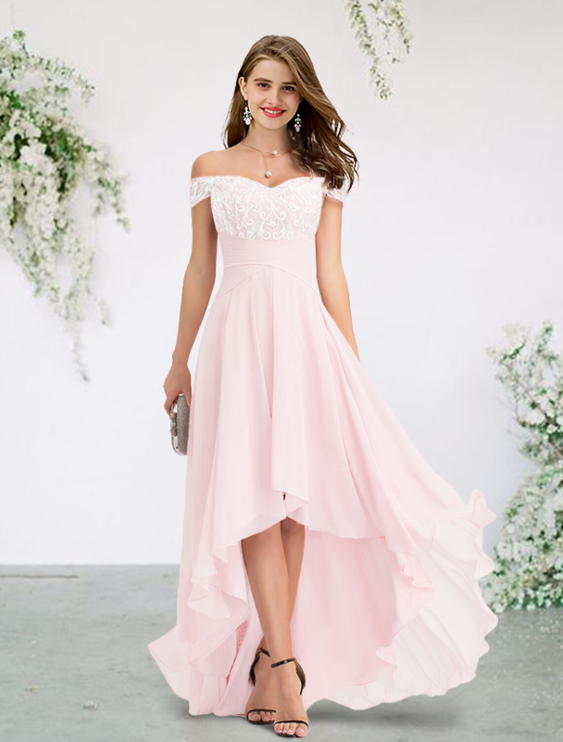 Abito da damigella d'onore a trapezio, con spalle scoperte, maniche corte, elegante strascico a spazzola, chiffon asimmetrico, pizzo con applicazioni