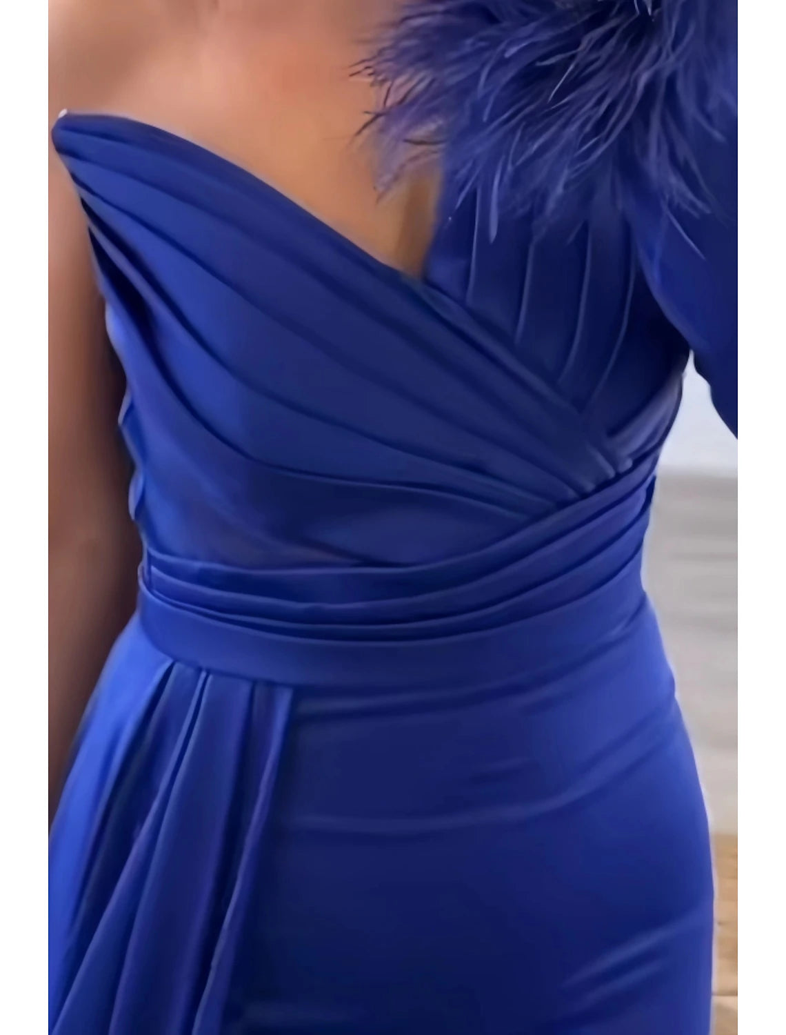 Abito da sera a trapezio, abito da festa, formale, autunnale, con strascico a ruota, manica lunga, monospalla, in raso con spacco arricciato e piume