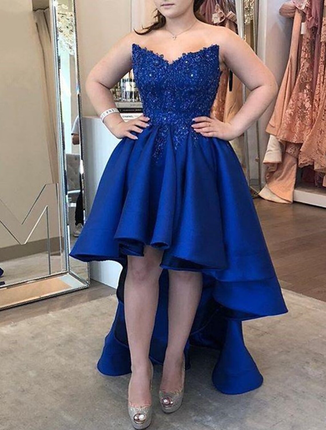 Vestidos de fiesta de graduación de corte A, asimétricos, sin mangas, sin tirantes, de satén con pliegues y apliques.