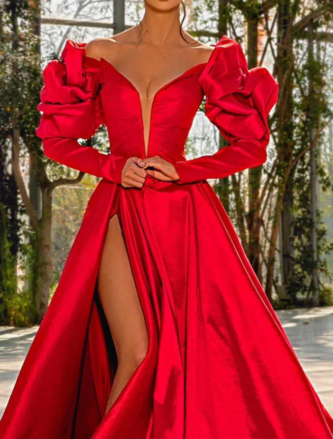 Vestido de noche de corte A, rojo y verde, para baile de máscaras, baile de graduación, cola de corte, manga larga, cuello en V, satén con abertura