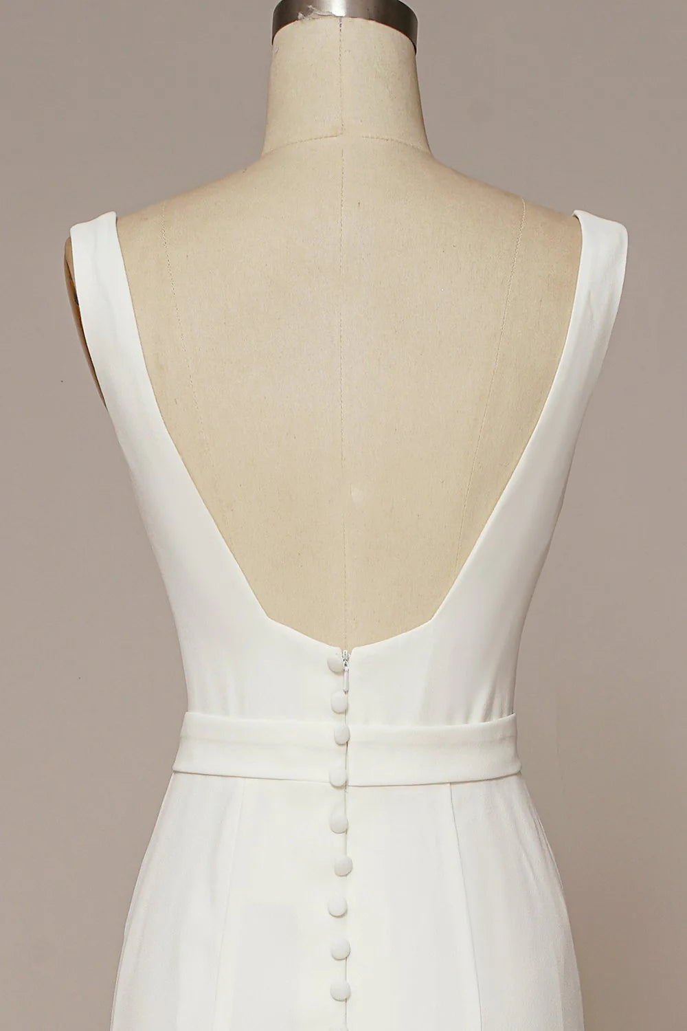 Vestido de novia con escote cuadrado y cola de pez