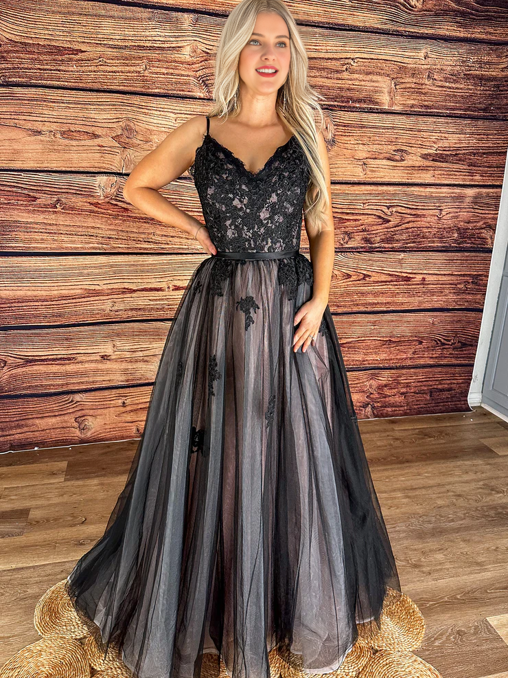 Vestido de noche con falda negra de corte A y forro rosa, corsé ajustado, copa firme, relleno fino y tirantes ajustables.
