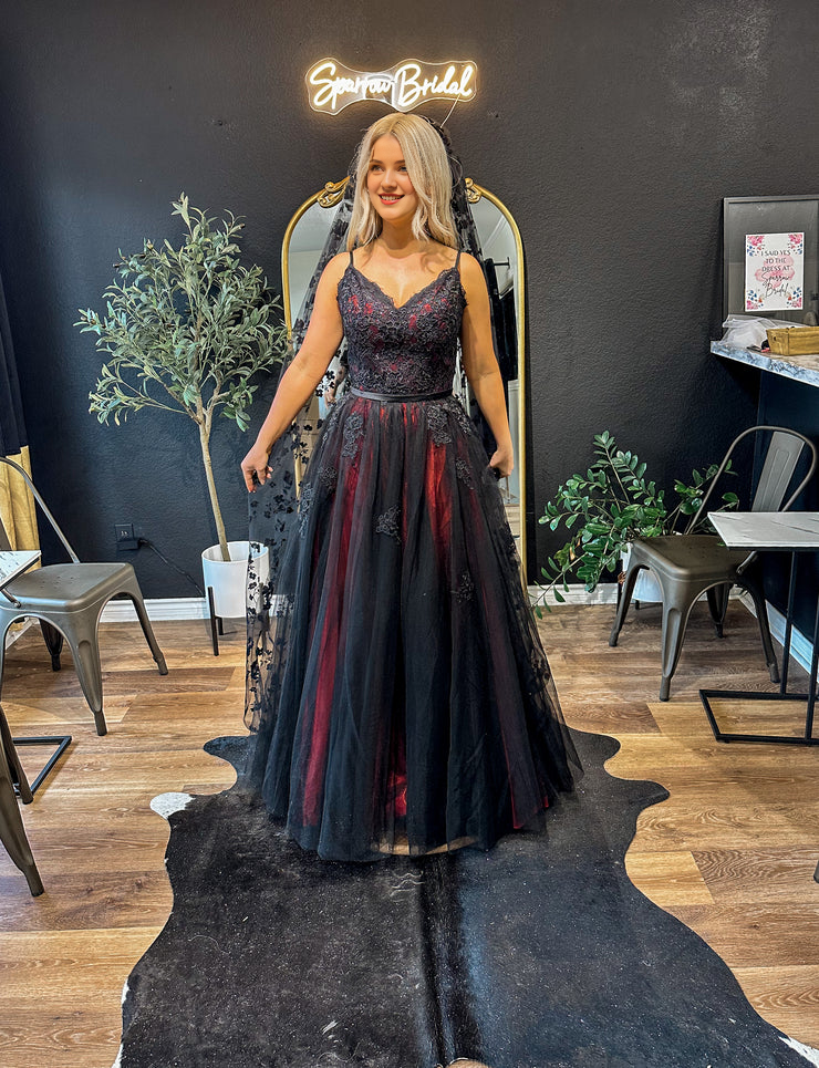 Vestido de noche con falda negra de corte A y forro rosa, corsé ajustado, copa firme, relleno fino y tirantes ajustables.