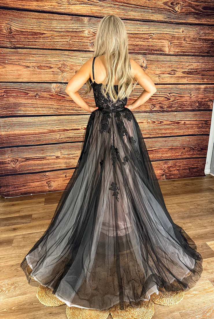 Vestido de noche con falda negra de corte A y forro rosa, corsé ajustado, copa firme, relleno fino y tirantes ajustables.