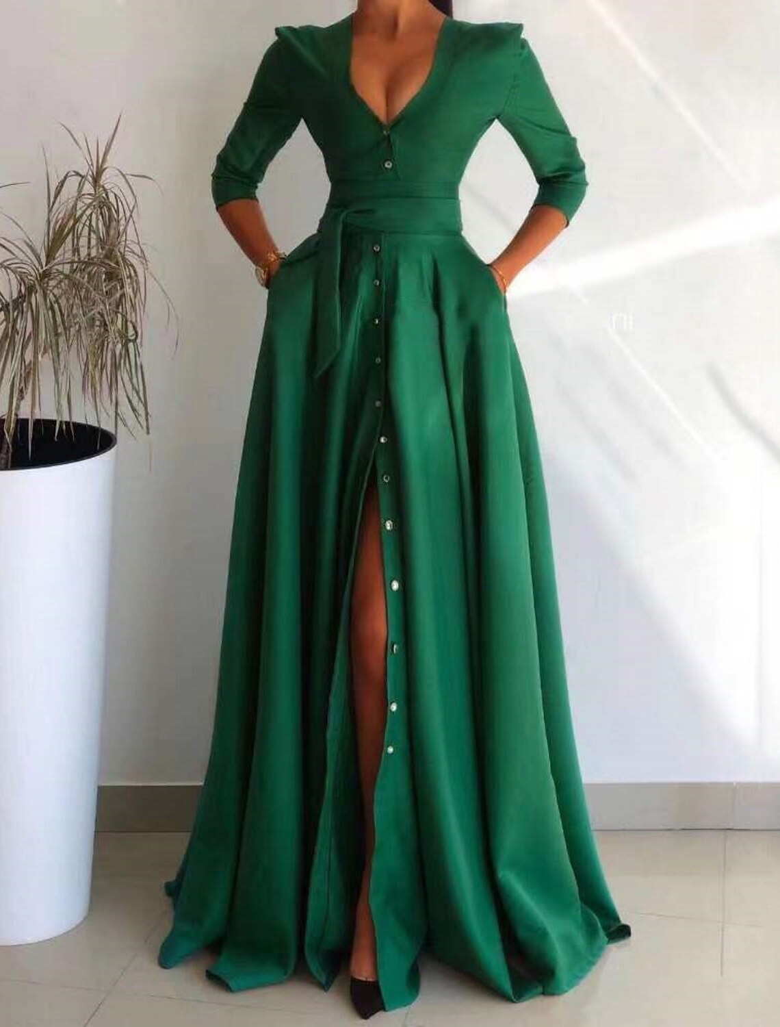 Abito da sera a trapezio, elegante, formale, natalizio, con strascico a spazzola, manica a 3/4, scollo a V, raso, con bottoni e spacco