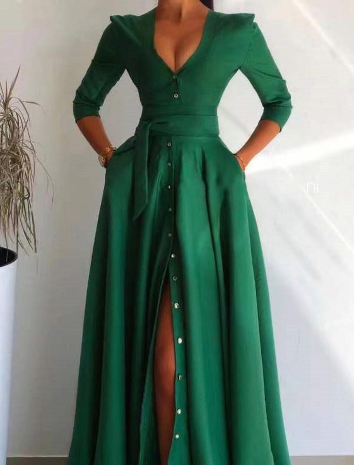 Abito da sera a trapezio, elegante, formale, natalizio, con strascico a spazzola, manica a 3/4, scollo a V, raso, con bottoni e spacco