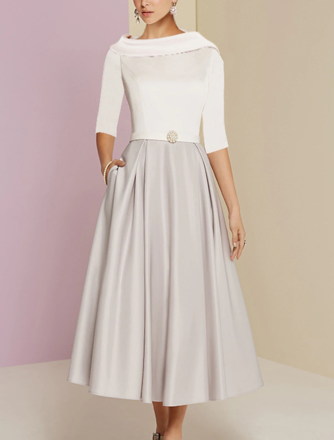 Abito da cerimonia per la madre della sposa, a trapezio, elegante, stile vintage, con scollo gioiello, lunghezza tè, in charmeuse, mezza manica, con pieghe e cristalli