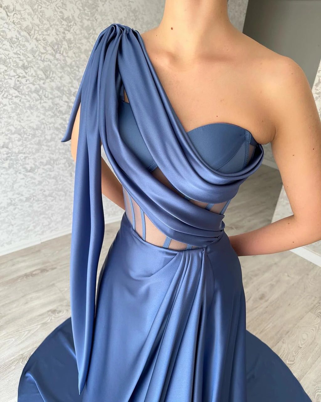 Vestido de noche largo azul de corte A con un hombro al descubierto y sin mangas
