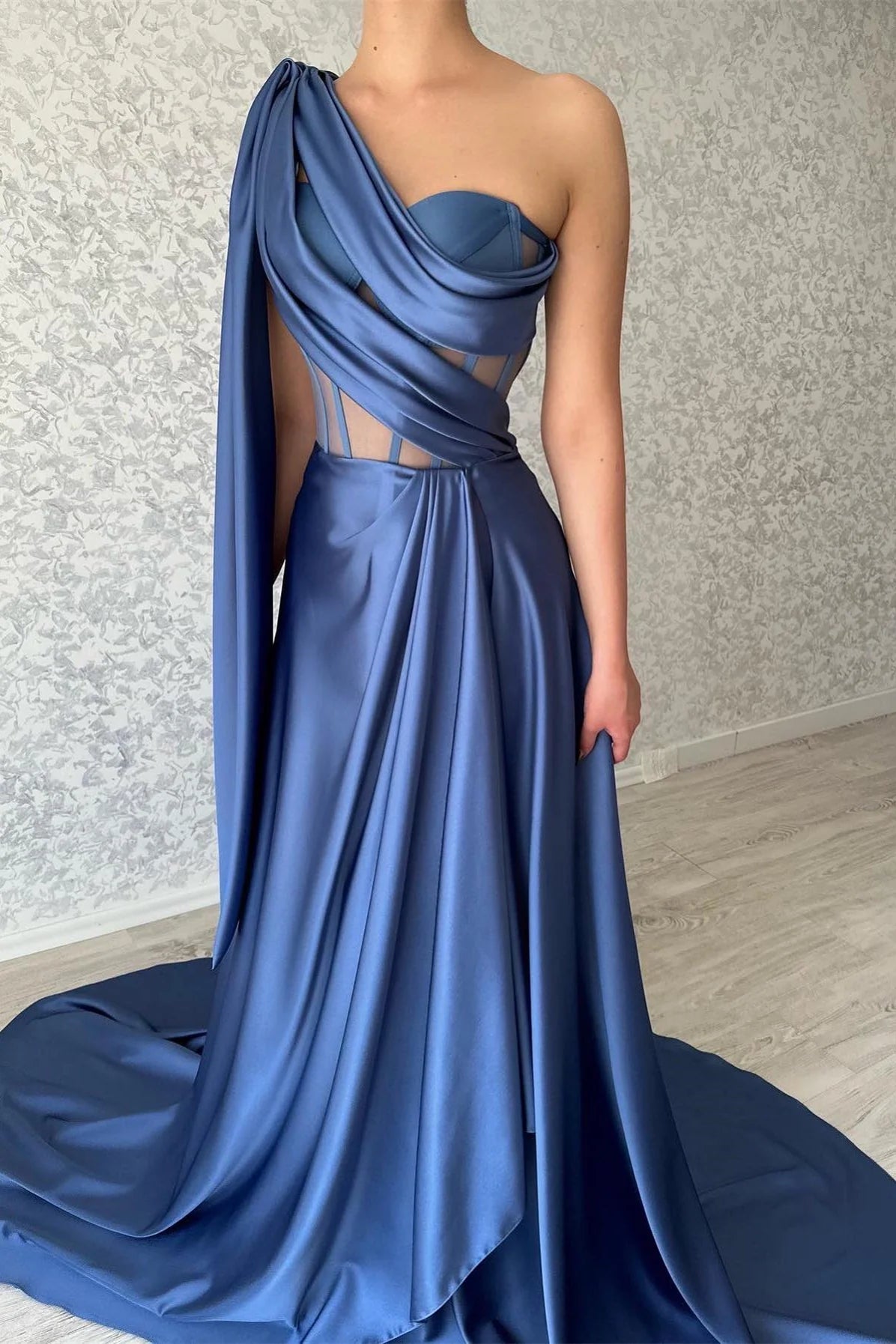 Vestido de noche largo azul de corte A con un hombro al descubierto y sin mangas