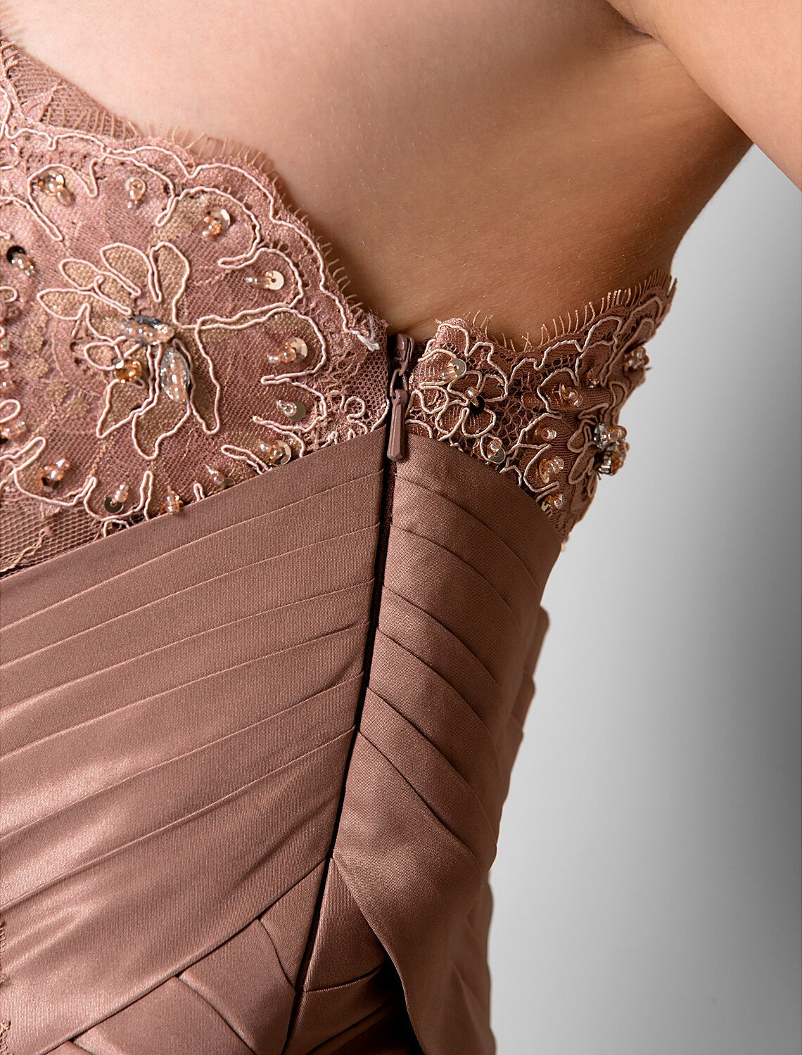 Vestido de sirena/trompeta para madre de la novia, floral, de un solo hombro, con cola larga y encaje de tafetán, sin mangas y con flores