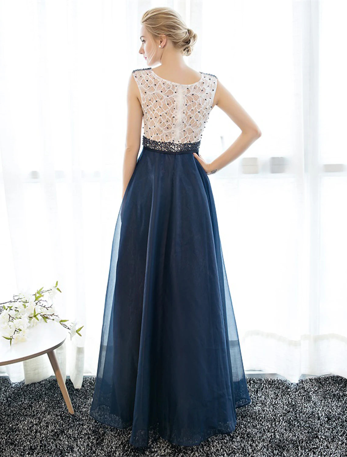 Vestido de noche formal elegante de corte A con espalda hermosa, con cuentas y lentejuelas, cuello ilusión, sin mangas, largo hasta el suelo, tul sobre encaje con cuentas