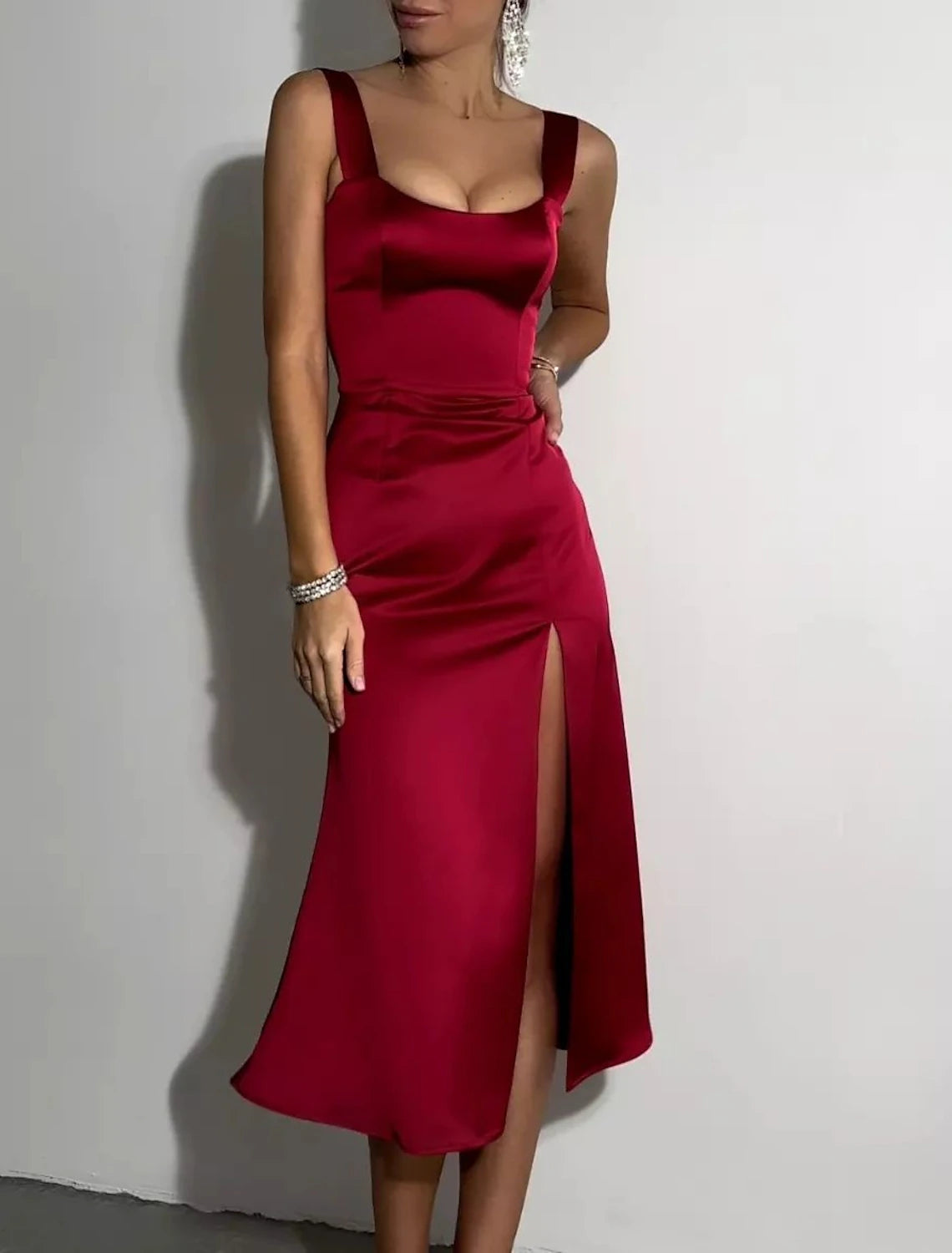 Vestido de cóctel elegante con corte tubo/columna, para invitada de boda, cóctel, largo hasta la rodilla, manga corta, escote redondo, satén con abertura drapeada.