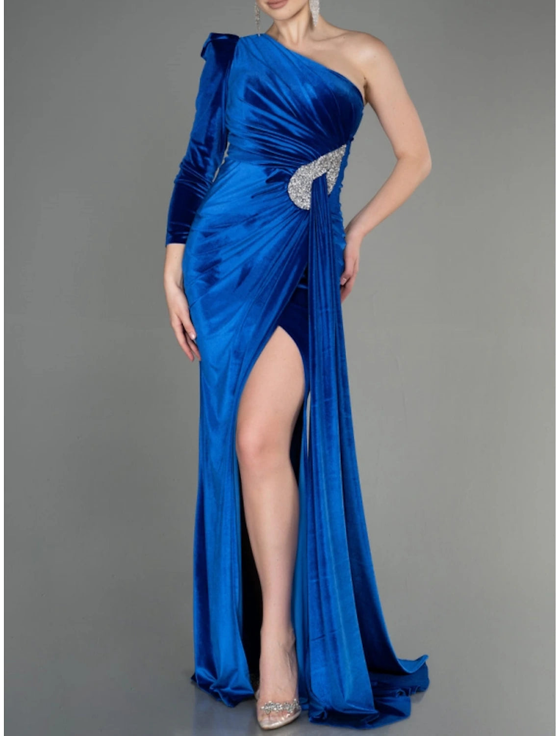 Abito da sera a trapezio, elegante, natalizio, formale, con strascico a spazzola, manica lunga, monospalla, in velluto con pieghe glitterate e arricciato, 2025