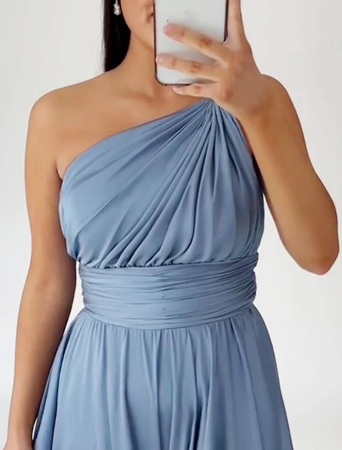 Abito da sera a trapezio, elegante, da invitata a nozze, con cravatta nera, strascico a ruota, senza maniche, monospalla, in raso con arricciature