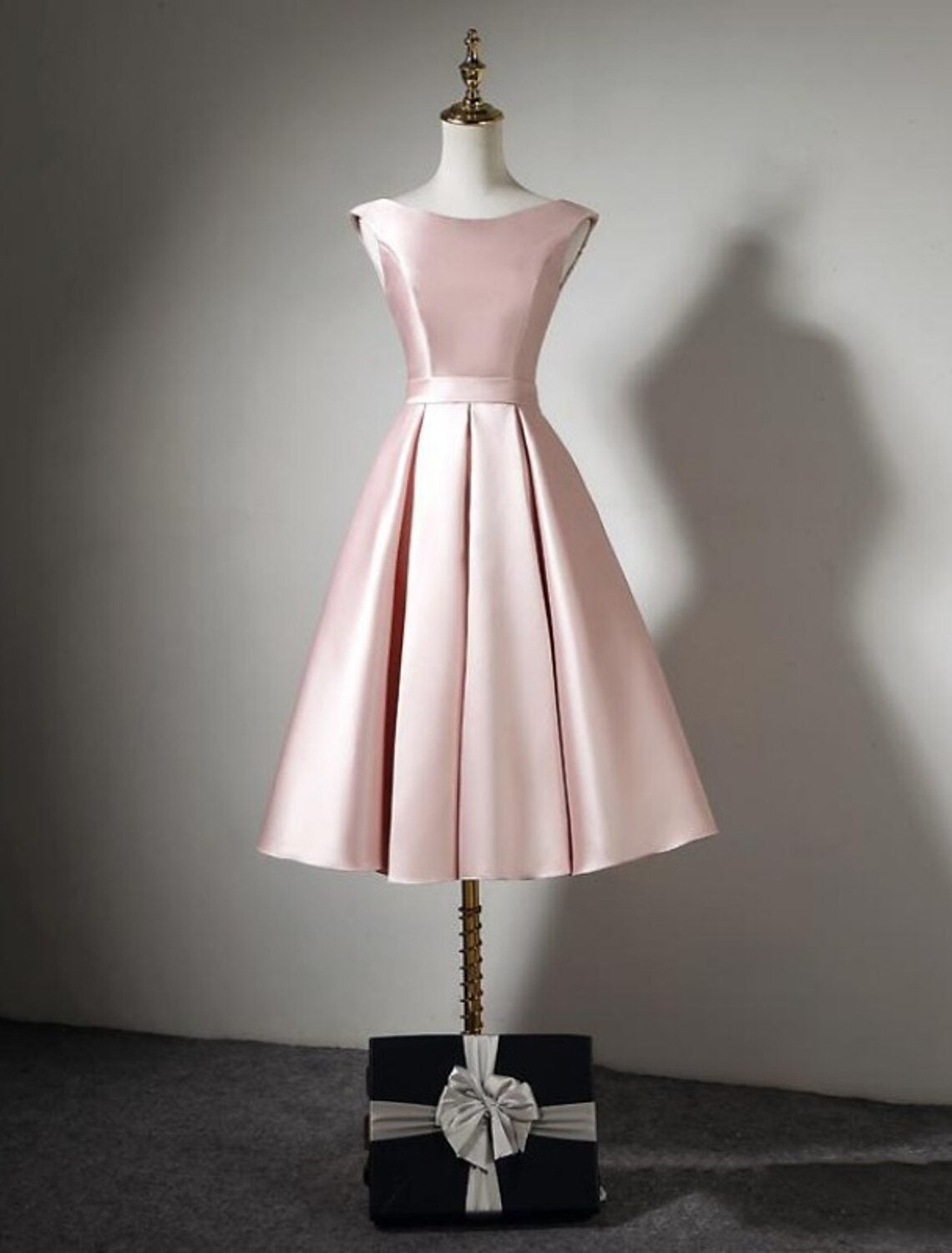 Abito da damigella d'onore a trapezio, senza maniche, elegante, lunghezza tè, in raso con fiocco/i/pieghe