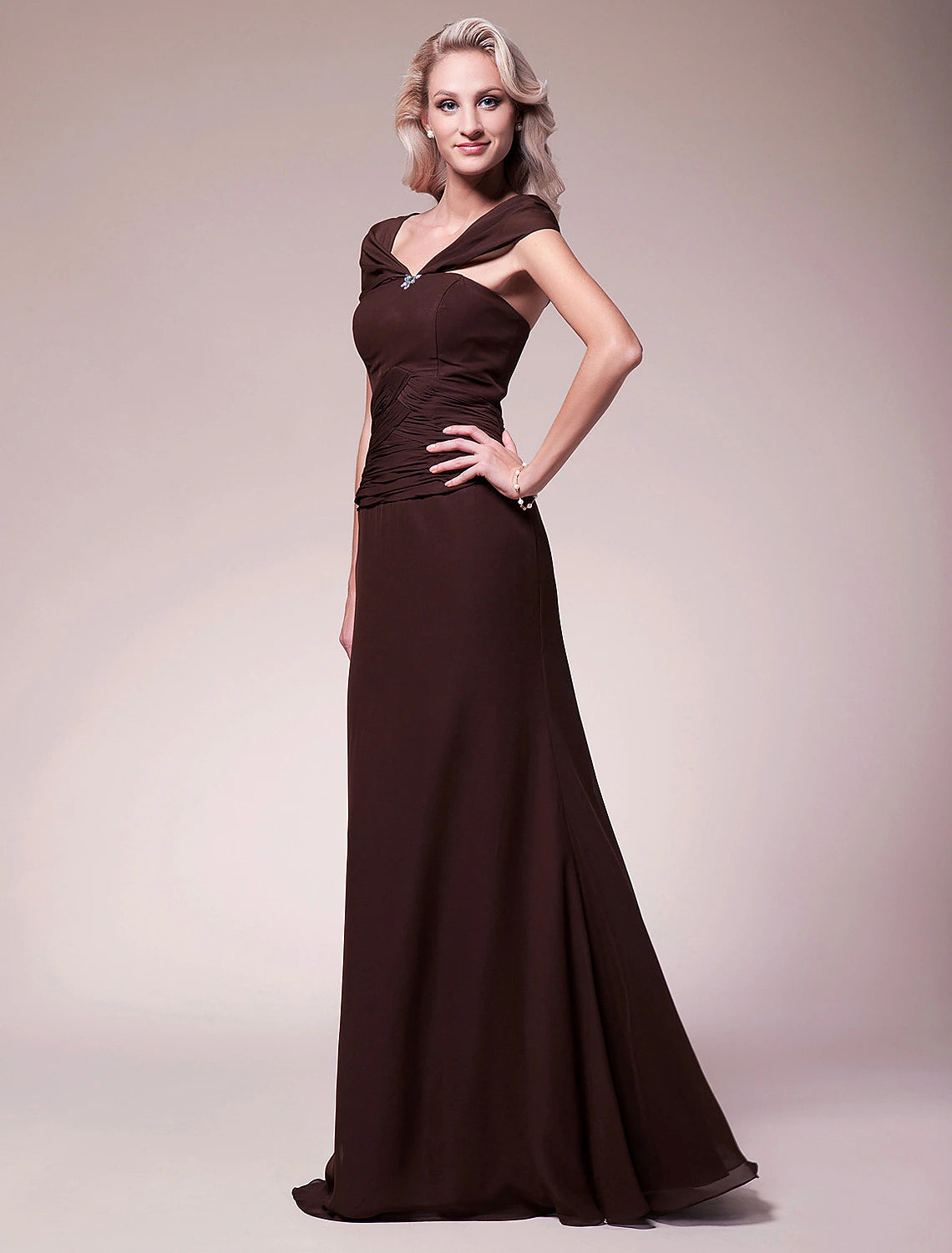 Vestido de sirena/trompeta para madre de la novia, estilo vintage, escote en V, largo hasta el suelo, de gasa, manga corta, con cuentas entrecruzadas.