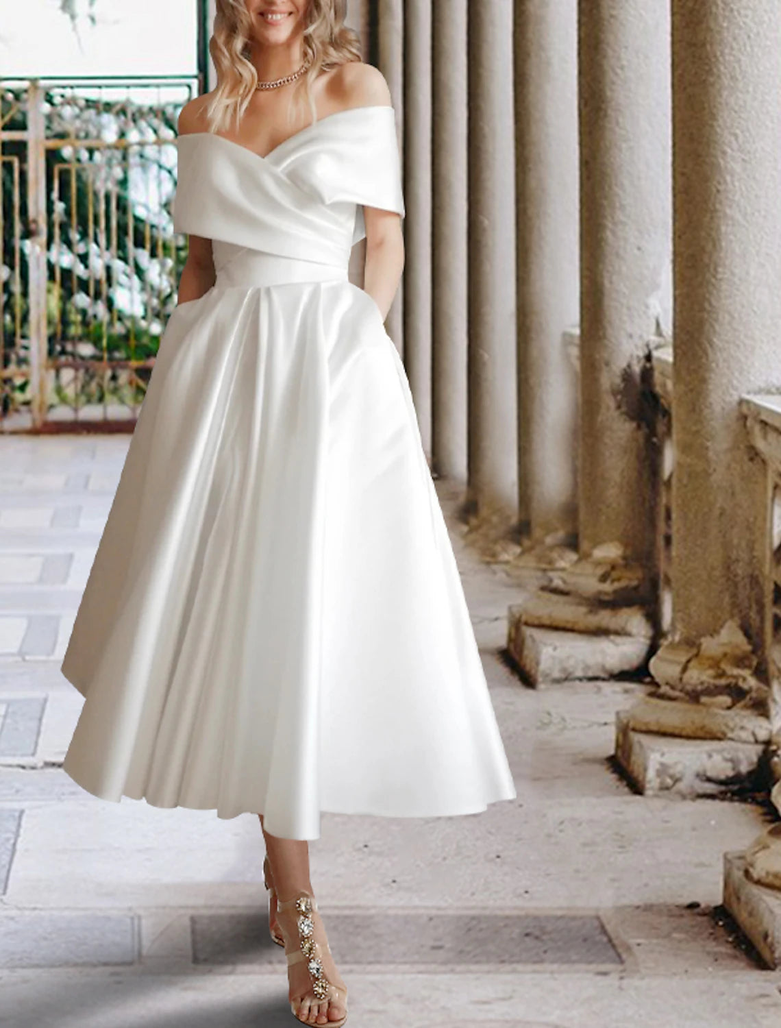 Vestidos de novia blancos de recepción, corte A, hombros descubiertos, mangas cortas, largo hasta la rodilla, de satén, con pliegues y fruncido.