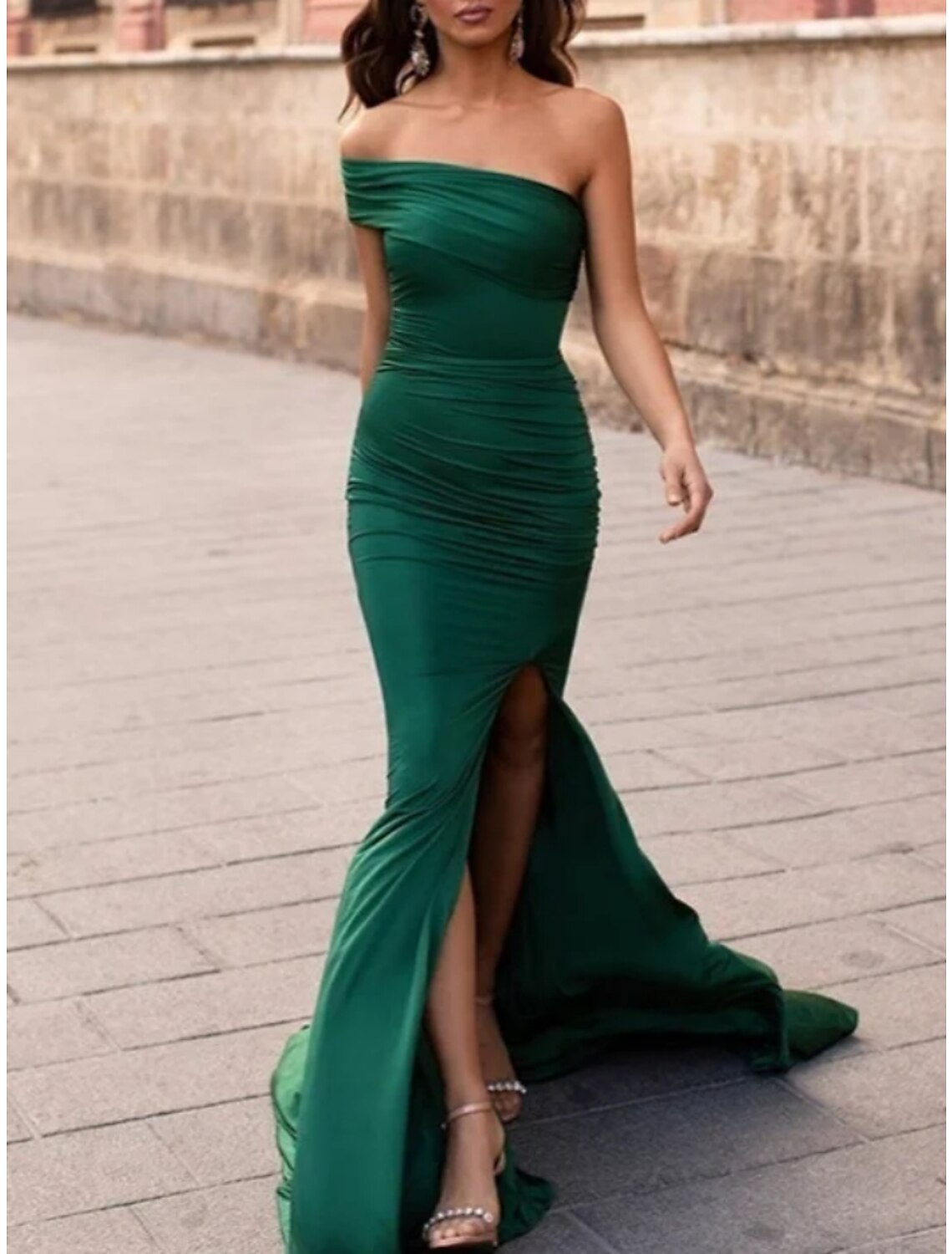 Vestido de noche elegante de sirena/trompeta, vestido formal de corte, cola, vestido navideño rojo y verde, manga corta, un hombro, tela con pliegues y abertura fruncida.