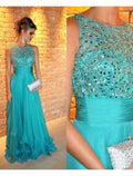 Abito da sera a trapezio, a strati, con strascico a ruota, senza maniche, in chiffon con scollo gioiello e strass