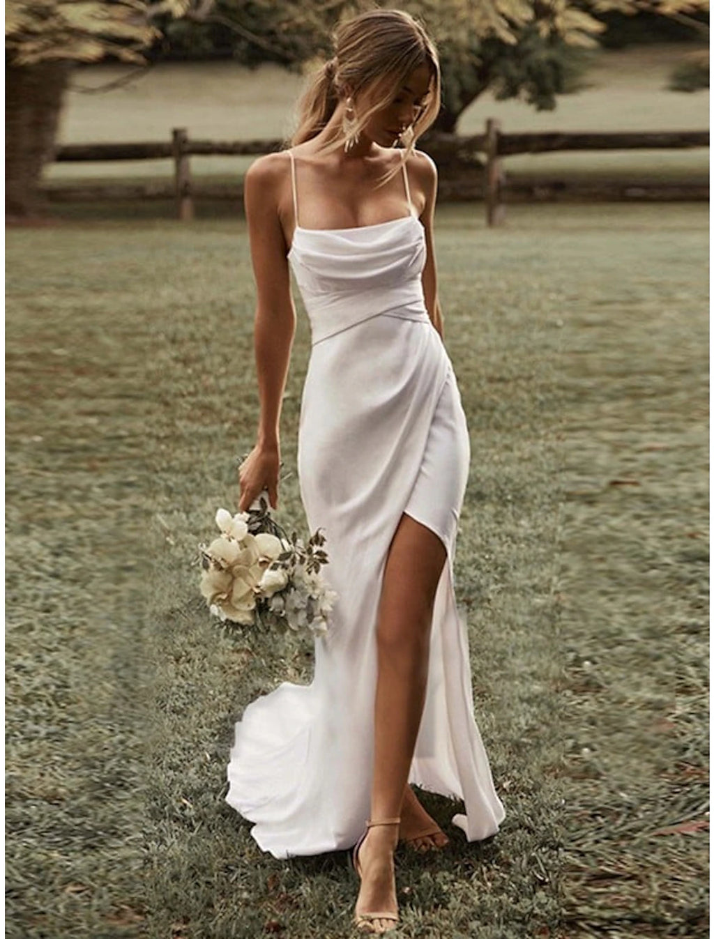 Vestidos de novia casuales sexis de playa, corte tubo/columna, camisola cuadrada, tirantes finos, cola larga/cepillo, vestidos de novia de tela con abertura frontal fruncida