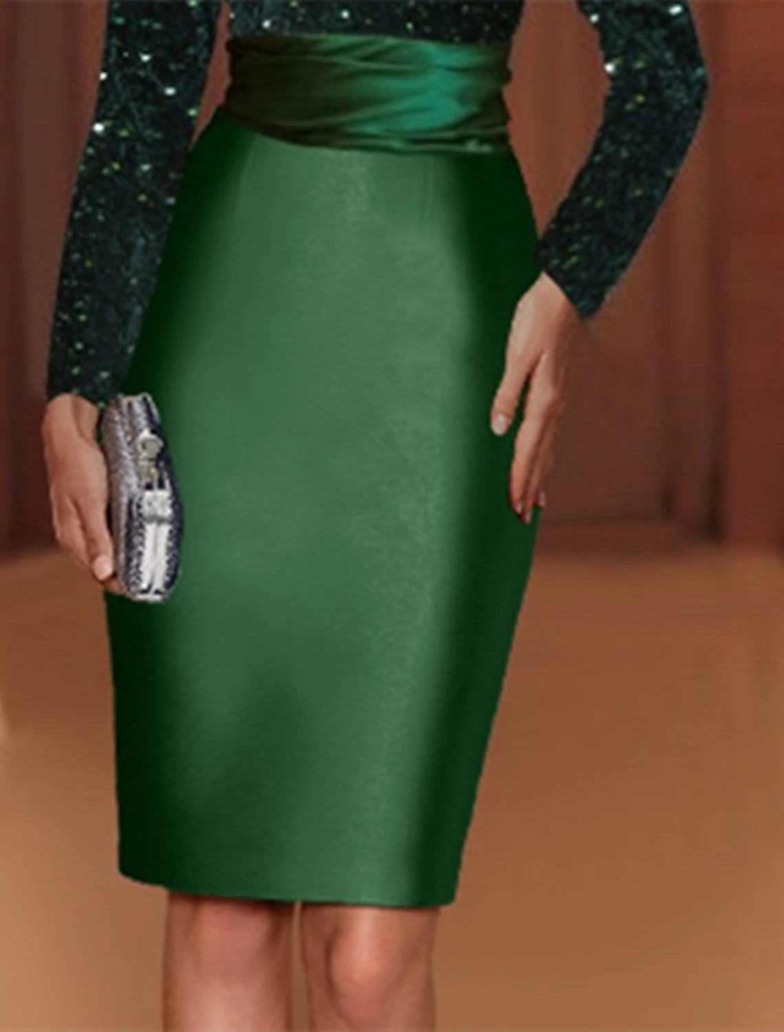 Abito da sera a tubino, elegante, rosso e verde, lunghezza al ginocchio, manica lunga, collo alto, raso con paillettes