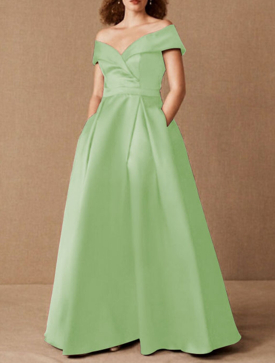 Abito da sera formale a trapezio, taglie forti, con spalle scoperte, manica corta, lunghezza al pavimento, in raso con pieghe e arricciature