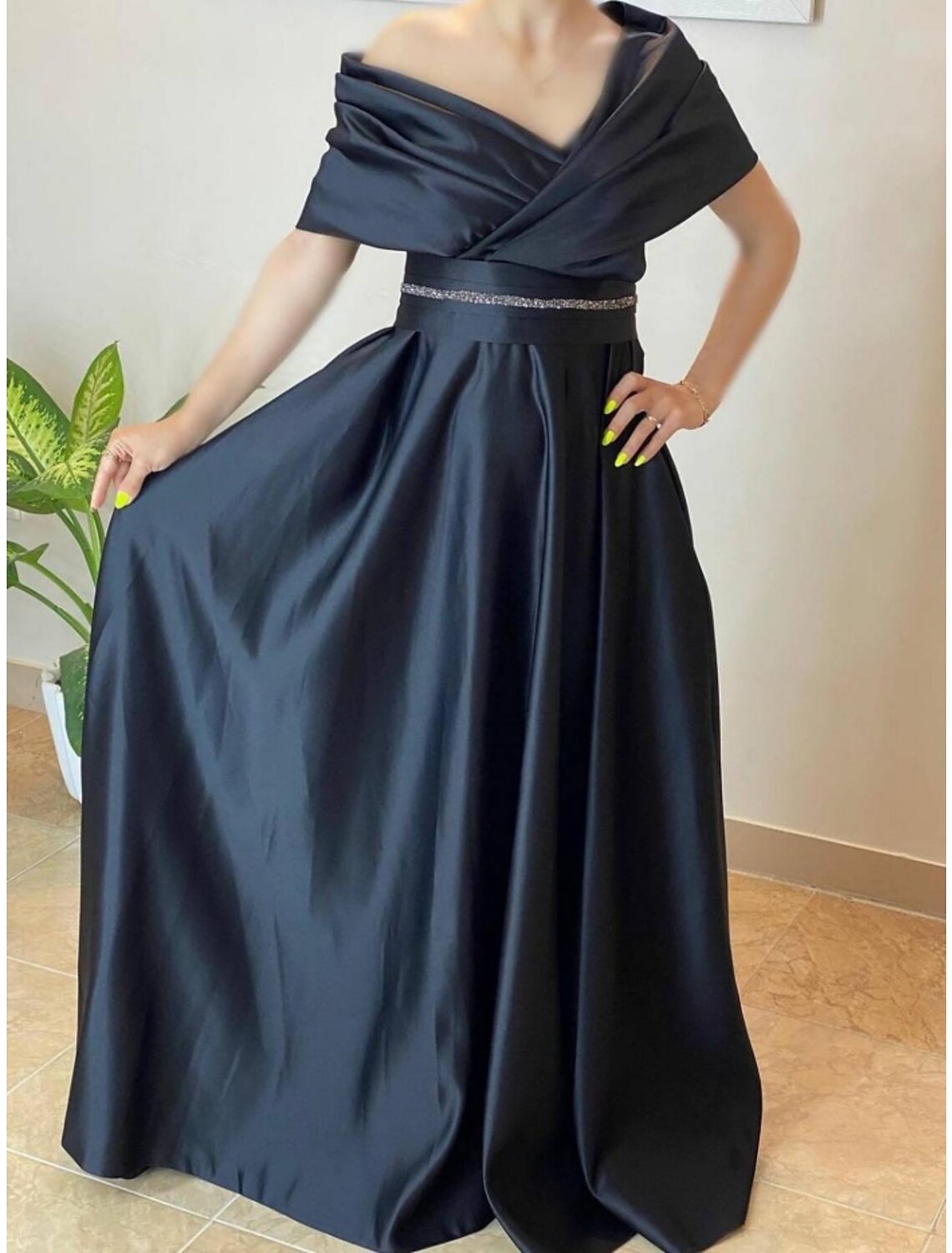 Abito da sera a trapezio, elegante, formale, con strascico a ruota, rosso e verde, a maniche corte, in raso con pieghe e cristalli