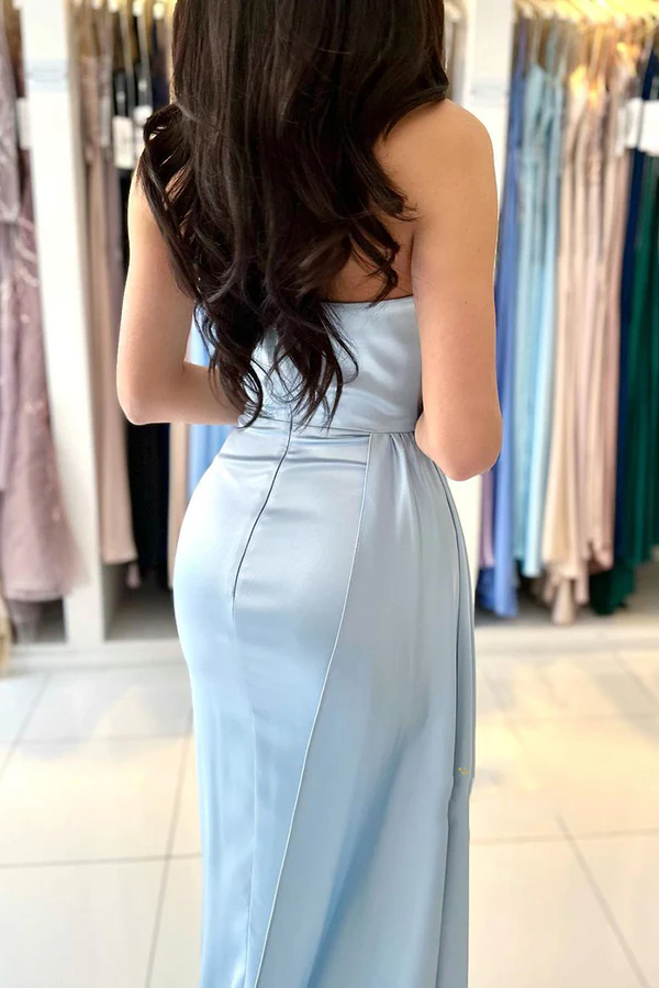 Abito da sera lungo e aderente in raso plissettato con spacco laterale