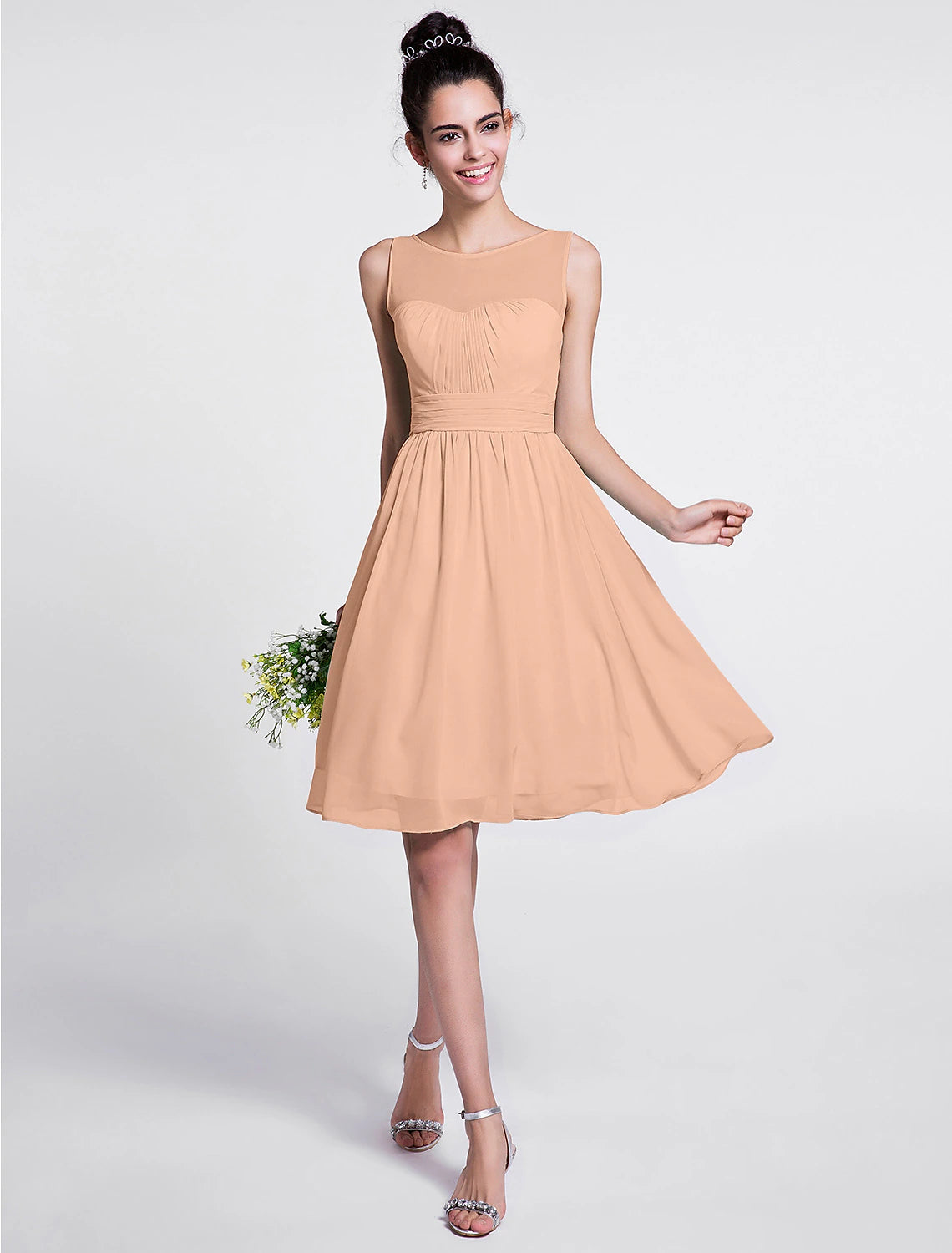 Abito da damigella d'onore a trapezio, scollo a barchetta, senza maniche, lunghezza al ginocchio, in chiffon con arricciature/drappeggi