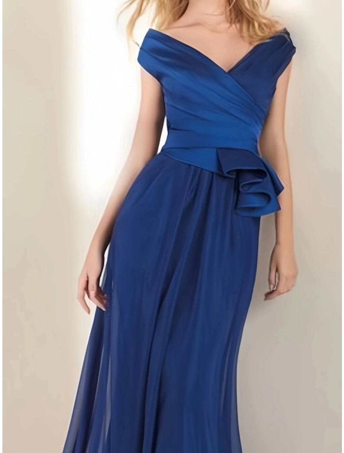Vestido de noche elegante de corte A, vestido formal para invitados de boda, cola larga, manga corta, hombros descubiertos, satén con pliegues y volantes fruncidos.