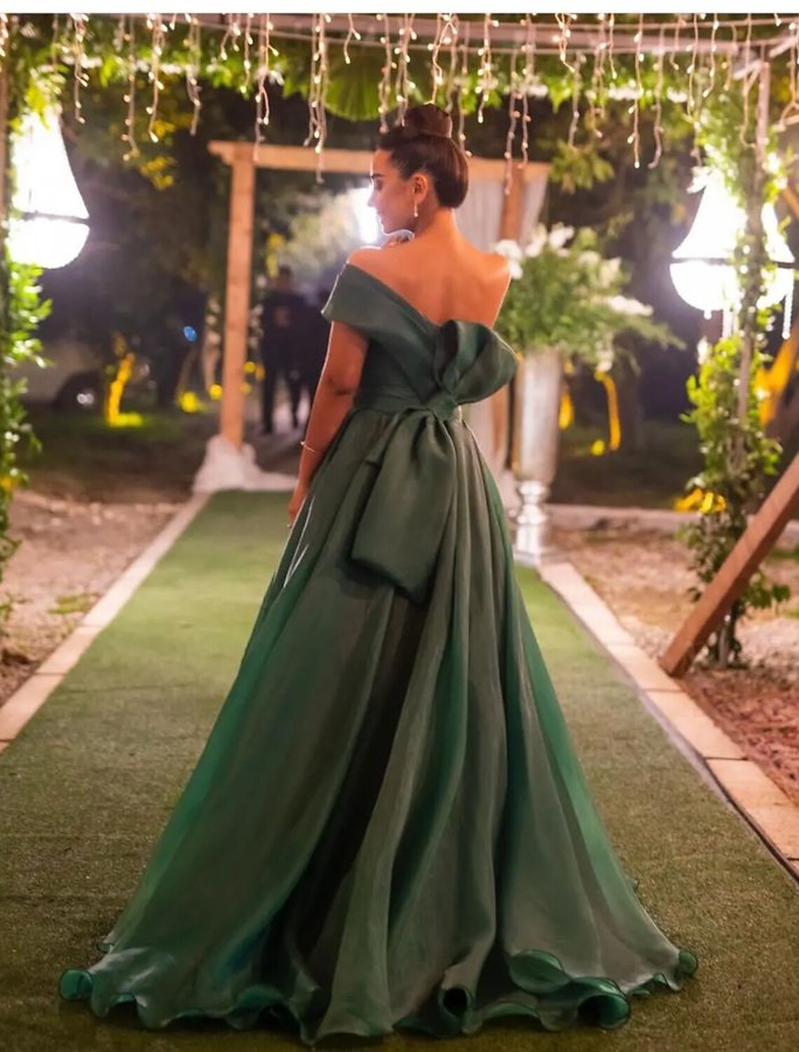 Abito da sera a trapezio, abito natalizio rosso verde, abito da cerimonia, abito da ballo, manica corta, monospalla, in organza con spacco arricciato