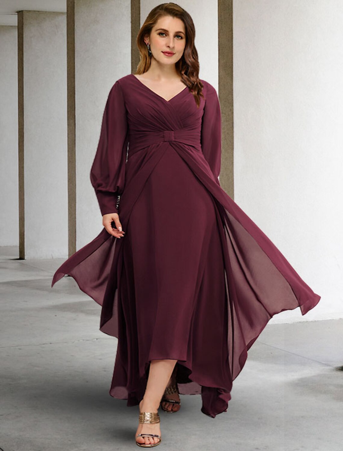Abiti da sposa a trapezio per la madre della sposa, taglie forti, eleganti, con curve che nascondono la pancia, lunghi fino al pavimento, maniche corte, spalle scoperte, in chiffon con pieghe e arricciature.