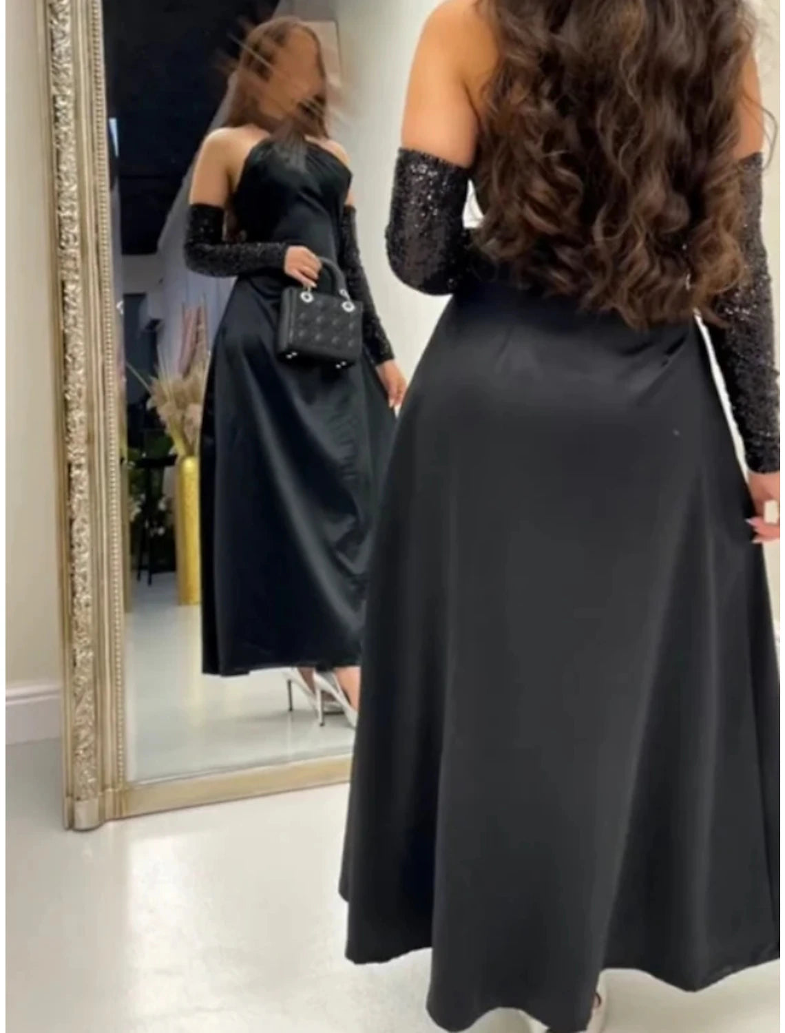 Abito da sera a trapezio, elegante, formale, lungo fino alla caviglia, nero, senza maniche, con scollo all'americana, in raso, con pieghe e arricciature.