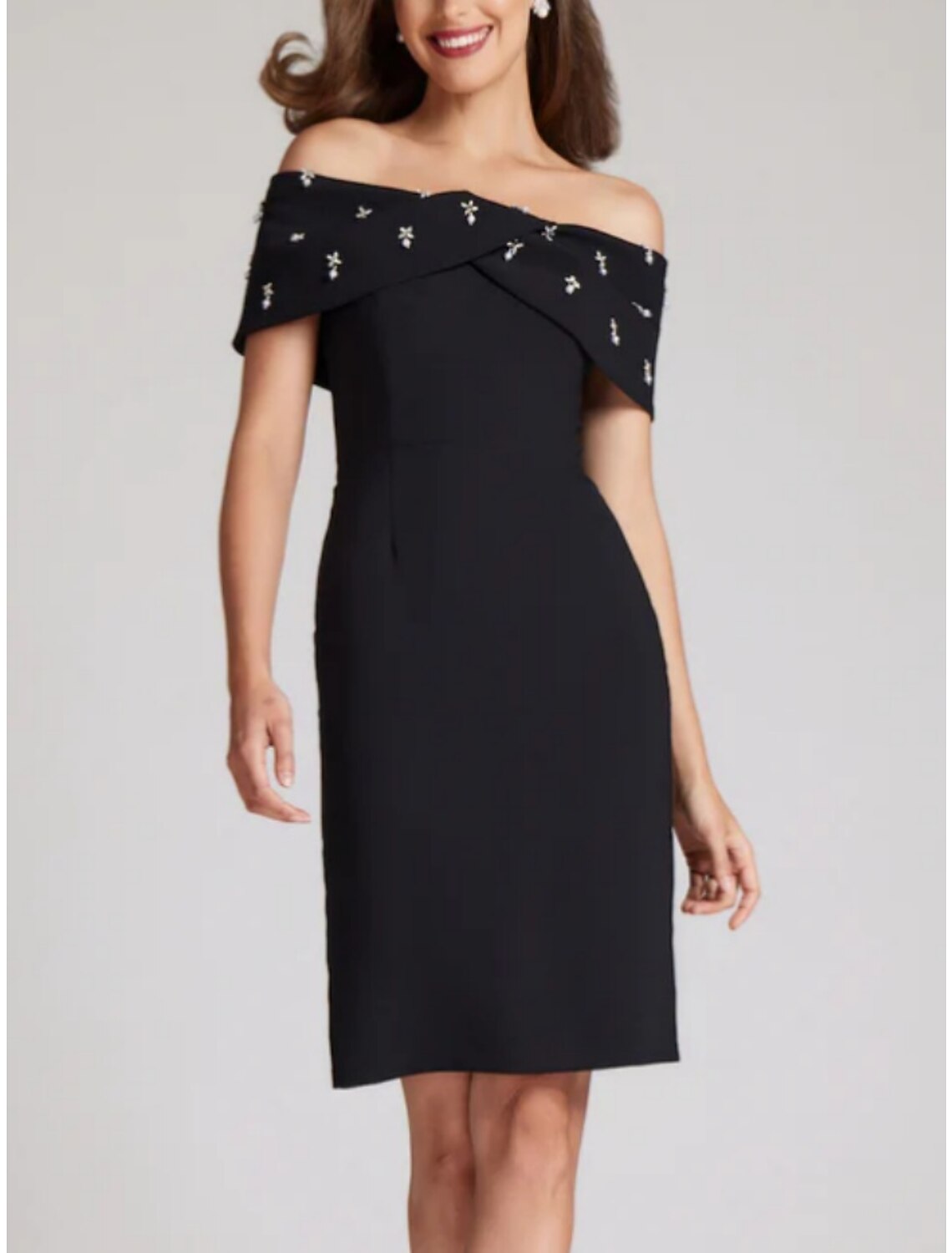 Vestido elegante de fiesta para invitadas de boda, con corte en forma de tubo o columna, largo hasta la rodilla, color negro, manga corta, hombros descubiertos, tela con cristales.