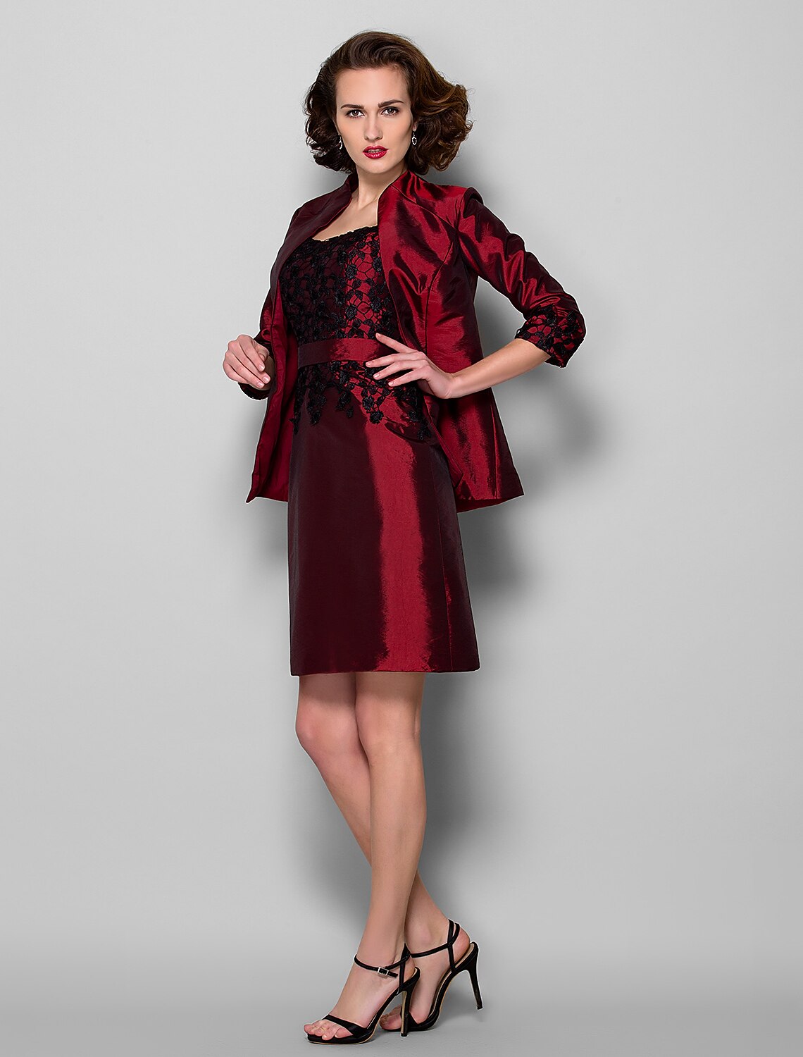 Vestido de madre de la novia con corte tubo/columna, chal incluido, escote redondo, largo hasta la rodilla, tafetán, manga 3/4 con faja/cinta de encaje