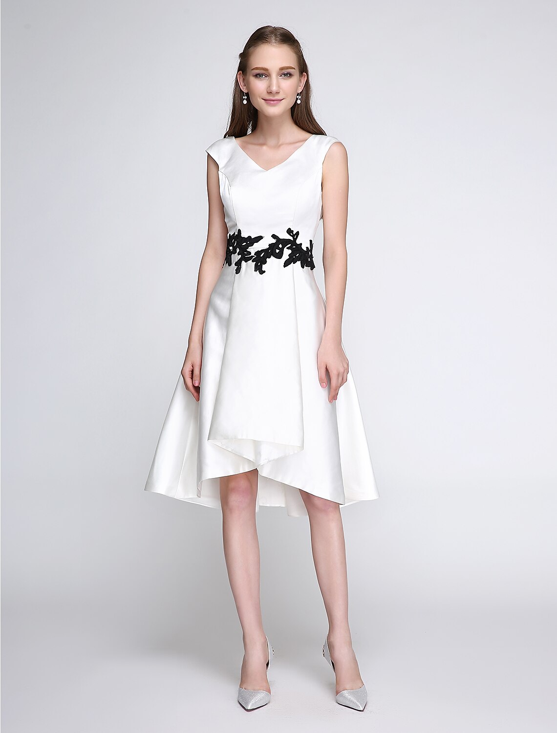 Abito a trapezio aderente e svasato, da cocktail, da ballo, lunghezza al ginocchio, senza maniche, scollo a V, in raso con applicazioni