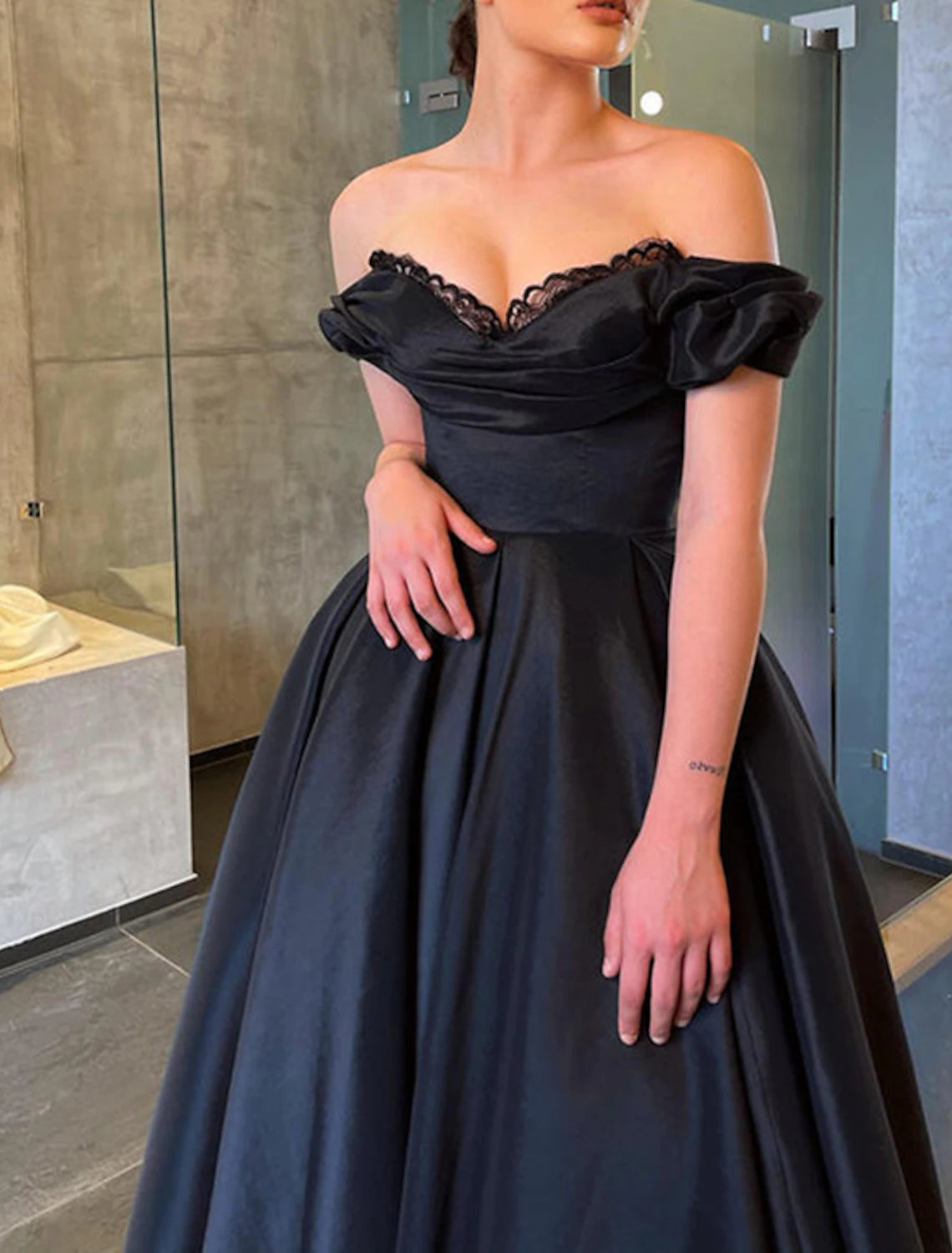 Vestido de fiesta negro de corte A, vestido vintage para fiesta de bodas, mascarada, largo hasta la rodilla, manga corta, hombros descubiertos, para invitados de boda de otoño, satén con fruncido